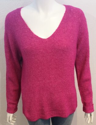 Pieces – Ellen ‘V’ Neck Knit – Festival Fuchsia
