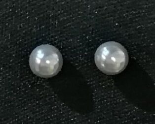 Pearl stud earing grey